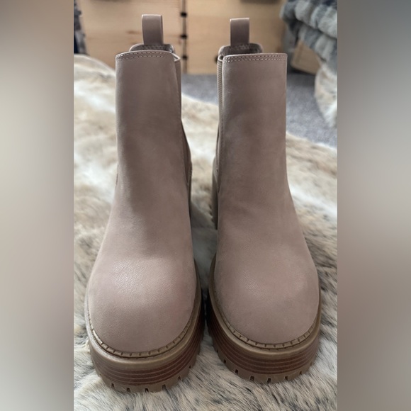 NWOB-MIA-Women's Tan Ankle Boots Faux Suede Size 7 - Picture 4 of 8